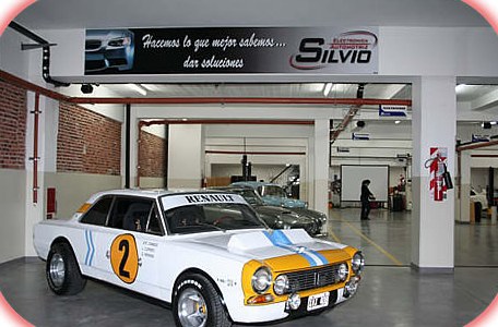 Interior del taller de Electrónica Silvio con un Renault Torino de competición